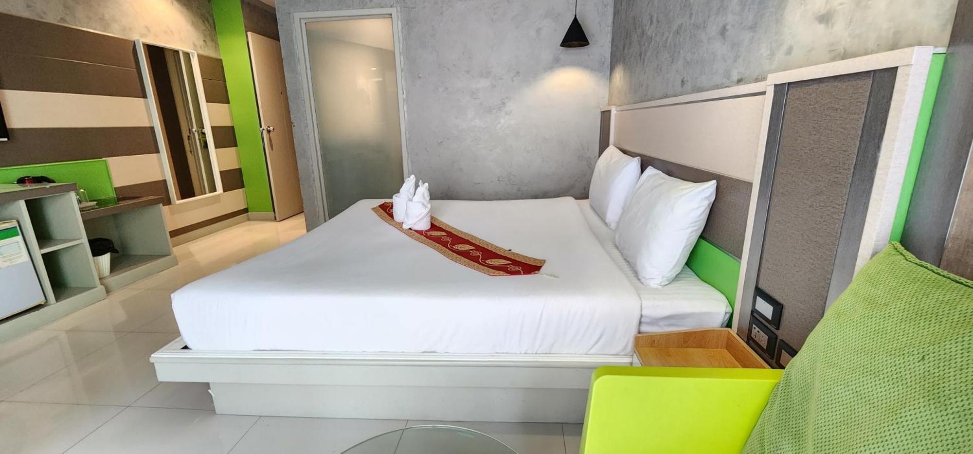 Issara Patong Beach Exterior foto