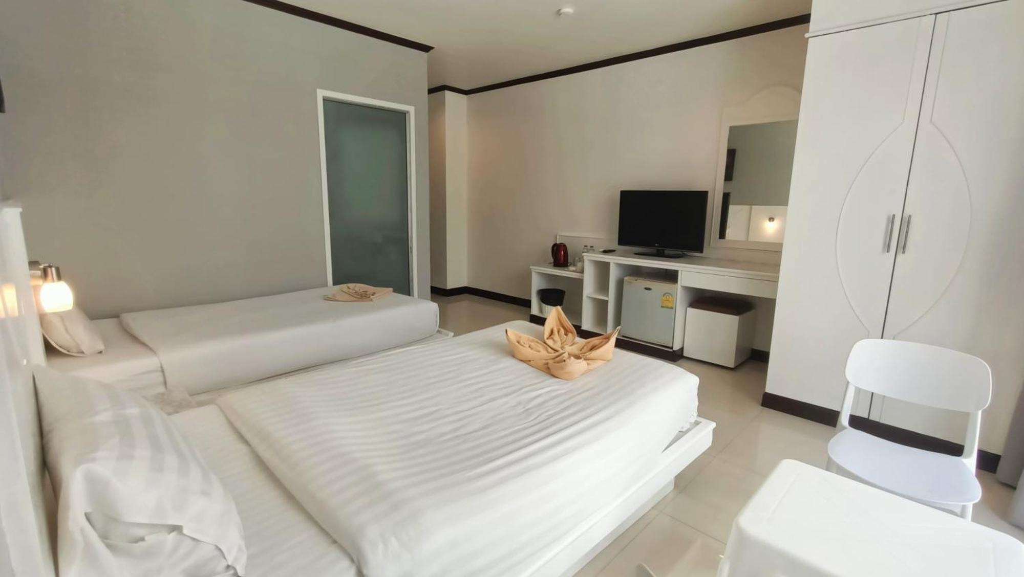 Issara Patong Beach Exterior foto